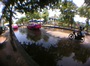 洪水に襲われるタイの首都バンコクで見た「道路を進む洪水の先端」